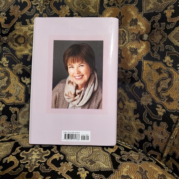 Debbie Macomber "A Walk Along The Beach" hardcover book - Picture 2 of 3